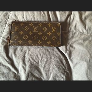 Louis Vuitton zippy wallet organizer